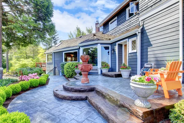 Blå huset ingång med fontän och trevlig uteplats. — Stockfoto