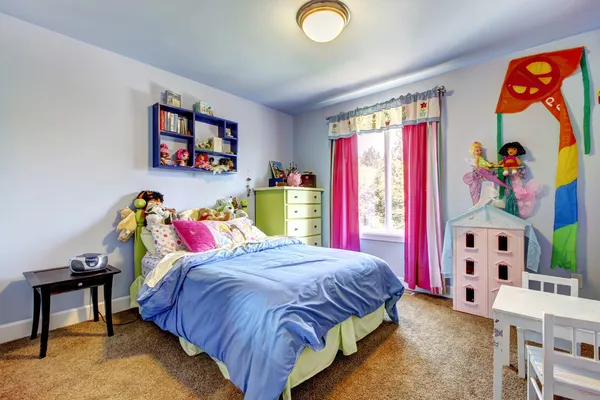 Azul niñas dormitorio interior. Habitación infantil . — Foto de Stock