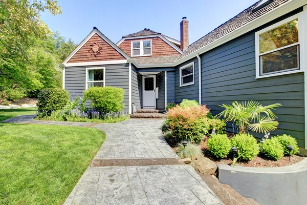 Blu grigio esterno casa con paesaggio verde . — Foto Stock
