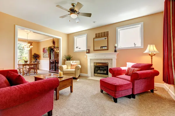 Belo pêssego e vermelho interior sala de estar com firepalce . — Fotografia de Stock