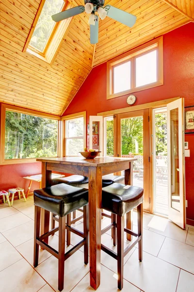 Luxusní klenutý dřevěný strop místnosti s červenými stěnami. — Stock fotografie