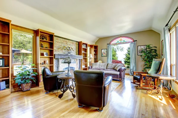 Grande sala de estar com firepalce e piso de madeira . — Fotografia de Stock