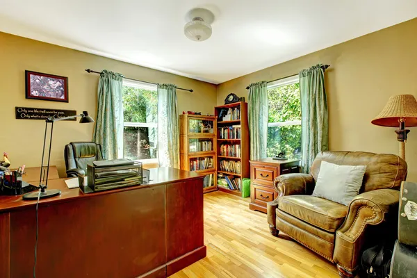 Interior de escritório em casa com paredes verdes e madeira . — Fotografia de Stock