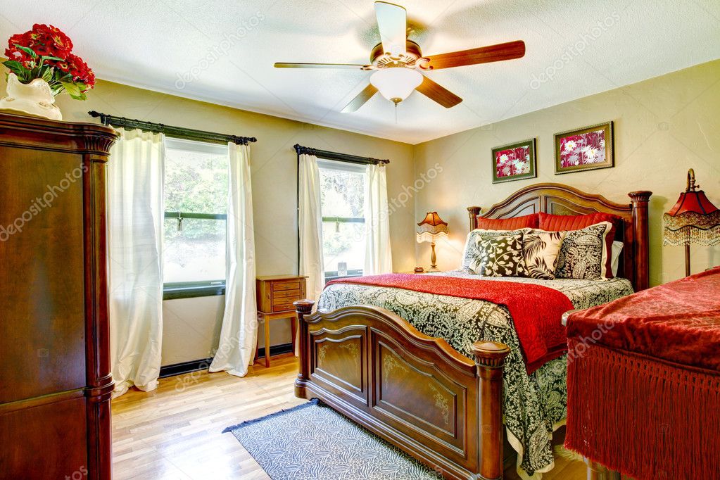 Elegante dormitorio con interior rojo y dorado .: fotografía de stock