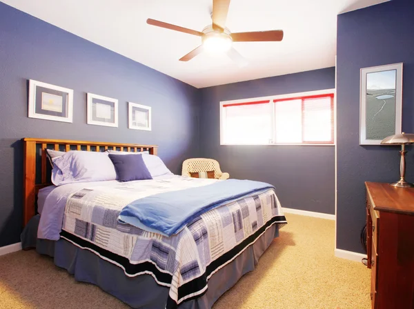 Donanma yatak takımları ile mavi yatak odası interioe. — Stok fotoğraf