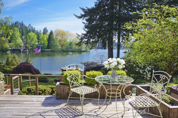 Deck com cadeiras e mesa com vista para o lago . — Fotografia de Stock