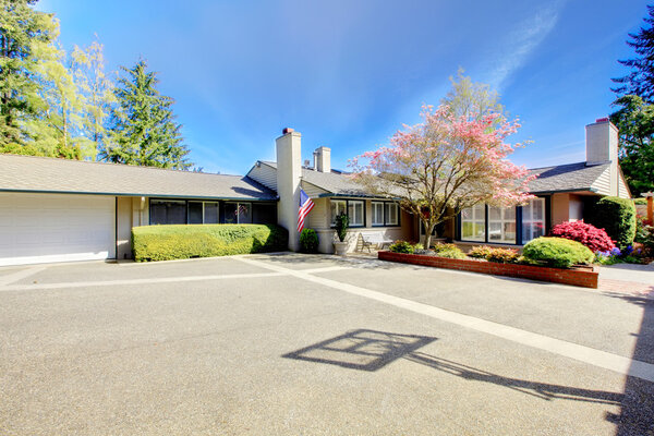 Фасад дома одноуровневый американец с большой парковкой
.