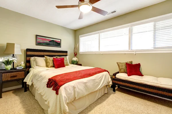 Interiér ložnice s červenými a zelenými, elegantní jednoduchý design. — Stock fotografie