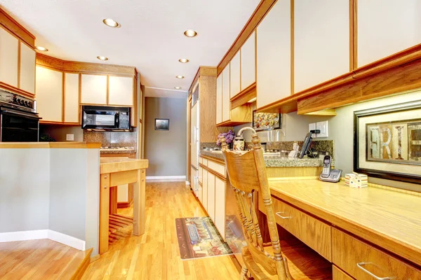 Интерьер кухни с белыми и деревянными шкафами . — стоковое фото
