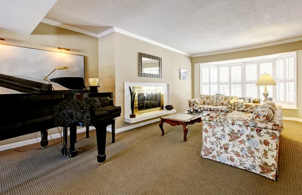 Elegant woonkamer interieur met piano en open haard. — Stockfoto