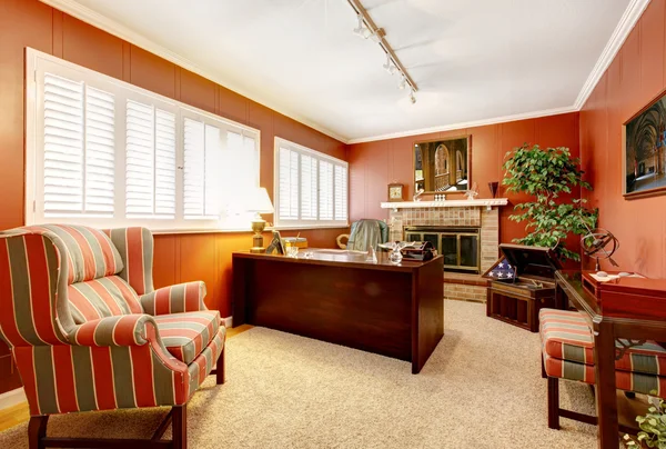 Home office interior com paredes vermelhas e lareira . — Fotografia de Stock