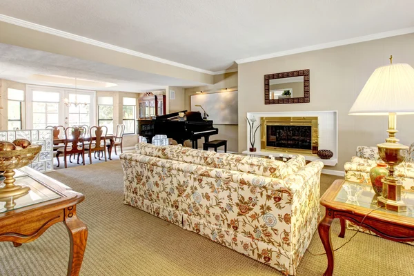 Elegant vardagsrum inredning med piano och öppen spis. — Stockfoto