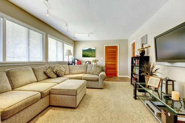 Cores naturais sala de estar com TV e sofá grande . — Fotografia de Stock