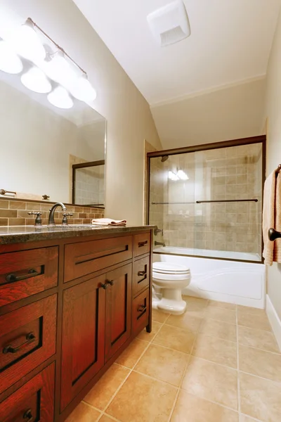 Belle salle de bain avec armoire de luxe en bois . — Photo