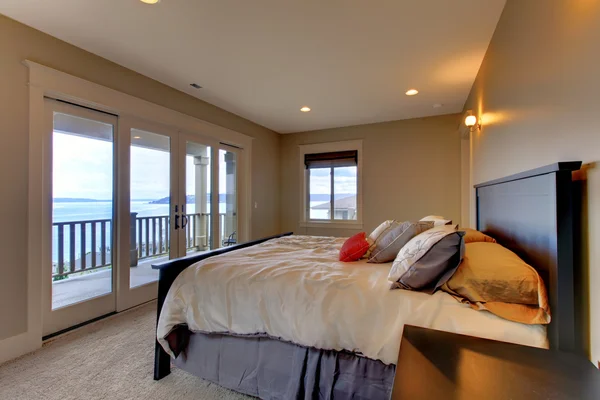 Schlafzimmer mit Blick auf das Wasser und beuge Wände. — Stockfoto