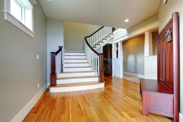 Luxe binnenlandse mooie hal met grote trap en houten vloer. — Stockfoto