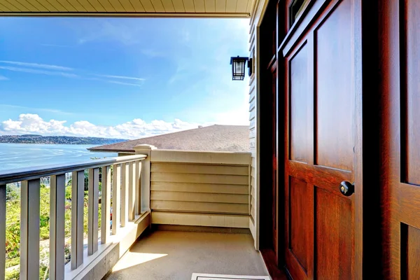 Přední luxusní dřevěné dveře s výhledem na vodu. — Stock fotografie