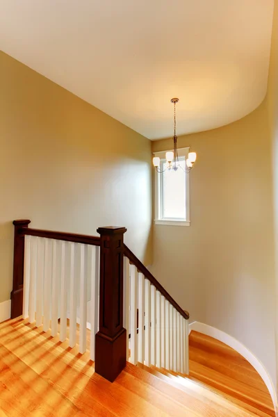 Krásné haly schodiště s dřevěnou podlahou a kruhová zeď. — Stock fotografie