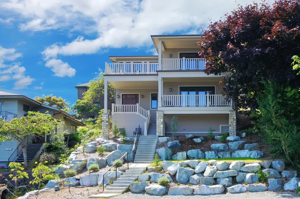 Μεγάλο σπίτι με μπαλκόνια στο λόφο με βράχια. — Φωτογραφία Αρχείου