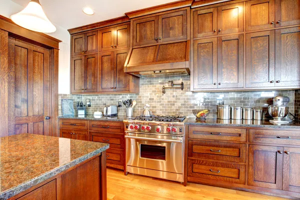 Luxusní borového dřeva krásné vlastní kuchyně interiérového designu. — Stock fotografie
