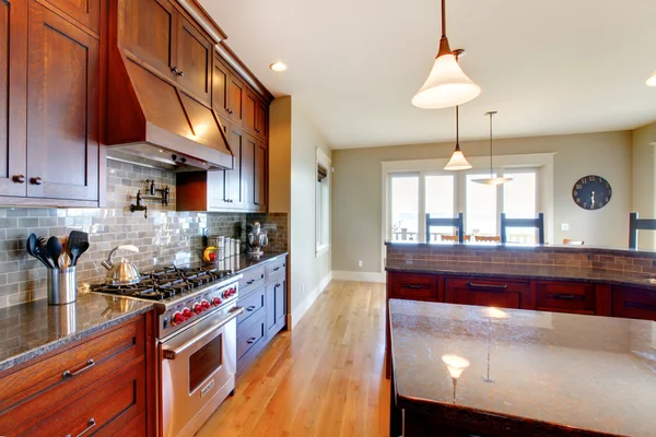 Madera de pino de lujo hermoso diseño de interiores de cocina personalizada . — Foto de Stock