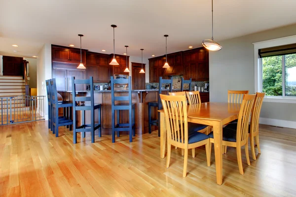 Luxusní domácí kuchyně a jídelna s otevřenou plán prostorového uspořádání. — Stock fotografie
