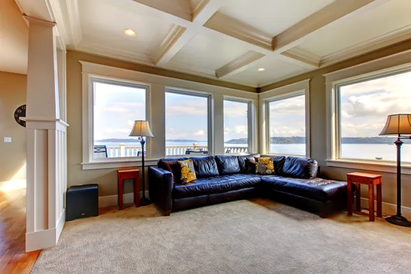 Living room wih många stora fönster och blå soffa. — Stockfoto