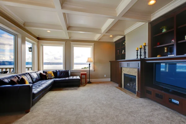 Lyxiga vardagsrum med tv, blå skinnsoffa och tv. — Stockfoto