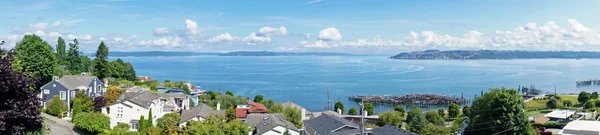 Tacoma, WA. Американский городок с видом на воду Puget Sound . — стоковое фото