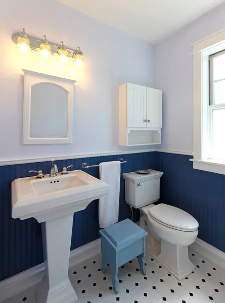 Badrum med handfat och toalett med blå väggar. — Stockfoto