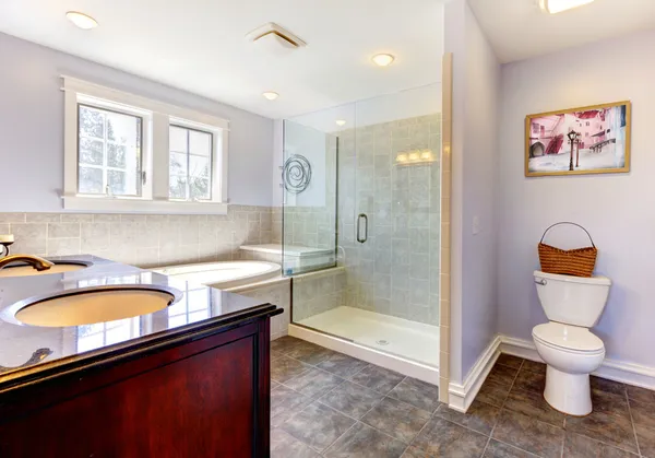 Ljus lavendel badrum med stor dusch och handfat. — Stockfoto