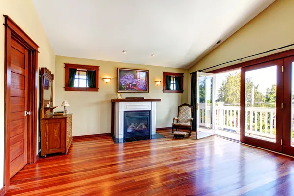 Chambre avec belle cherie plancher de bois franc et cheminée . — Photo