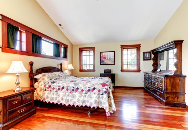 Hermoso dormitorio interior con paredes de madera y amarillo . —  Fotos de Stock