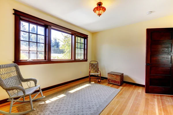 Schönes leeres Zimmer mit Stuhl und Hartwolzboden. — Stockfoto