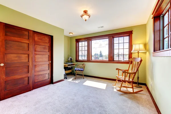 Bonito dormitorio vacío con dos ventanas y puertas de madera armario . —  Fotos de Stock