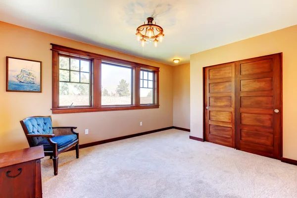 Lege mooie slaapkamer kamer met houten trim en blauwe stoelen — Stockfoto