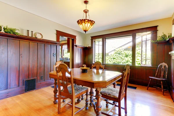 Nice dining room with wood walls and hardwood floor. — Stock Photo, Image