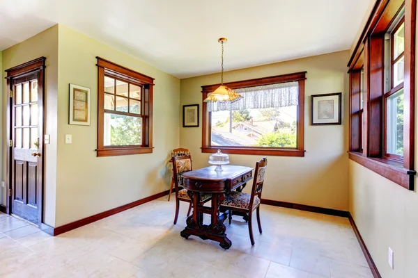 Mooie eetkamer met houten muren en hardhouten vloer. — Stockfoto
