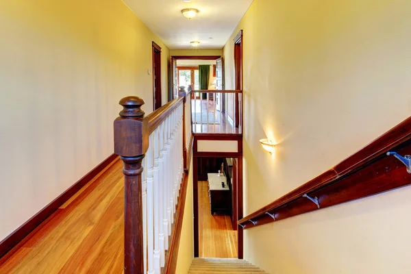 Stairway with hardwood floor and wood railing. — Stock Photo, Image