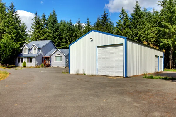 Large workshop warehouse with house and parking lot. — Stock Photo, Image