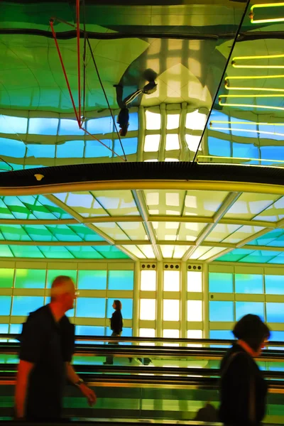 Túnel arquitetônico colorido moderno no aeroporto de Chicago . — Fotografia de Stock