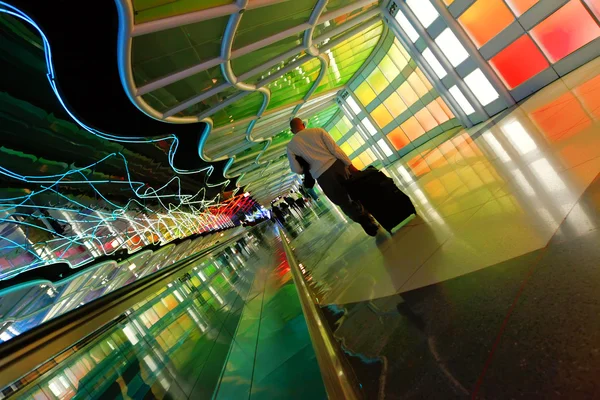 Túnel arquitetônico colorido moderno no aeroporto de Chicago . — Fotografia de Stock