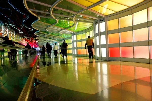 Moderne kleurrijke architecturale tunnel in chicago luchthaven. — Stockfoto