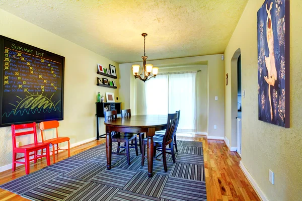 Esszimmer mit schwarzem Tisch und grauem Teppich mit grünen Wänden. — Stockfoto