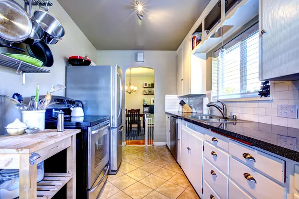 Белая кухня с серыми стенами, горшками и ручками . — стоковое фото