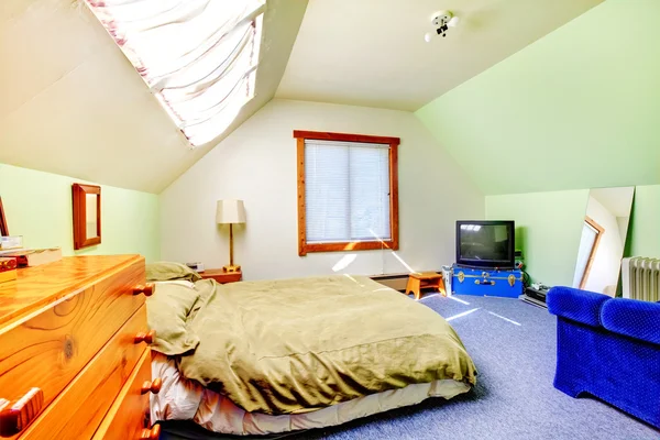Dachboden großes helles, einfaches Schlafzimmer mit grünen Wänden. — Stockfoto