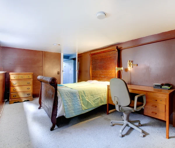 Braunes Schlafzimmer mit grauem Teppich und großem Bett. — Stockfoto