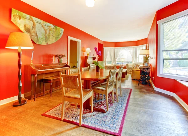 Sala de jantar vermelha com piso de madeira e muitas janelas . — Fotografia de Stock