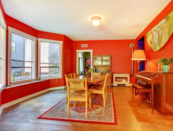 Salle à manger rouge avec parquet et nombreuses fenêtres . — Photo