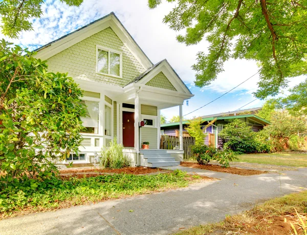Små söta hantverkare amerikanska hus wth grönt och vitt. — Stockfoto